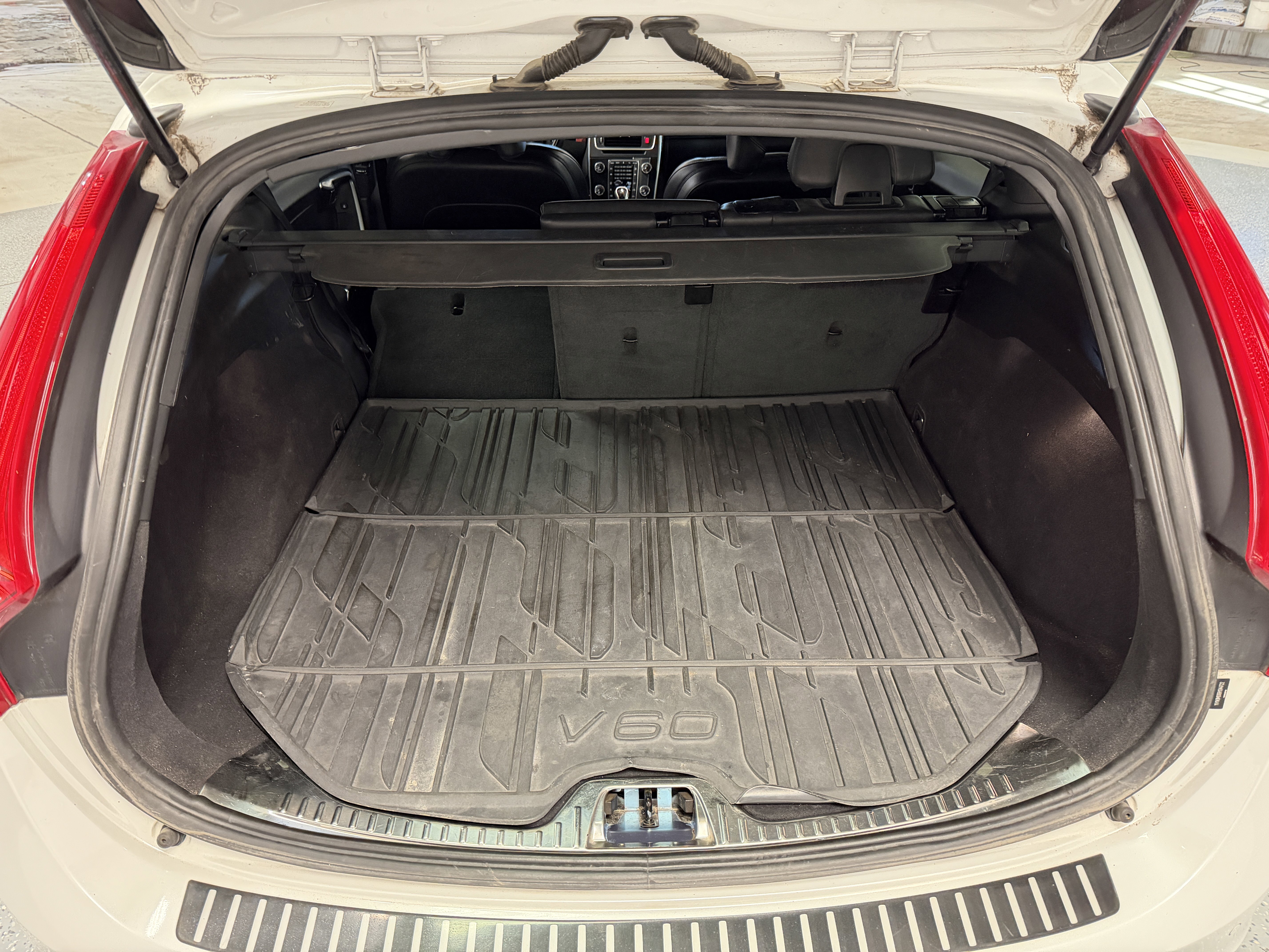 Used 2017 Volvo V60 T6 R-Design Platinum w/ Climate Package image 30