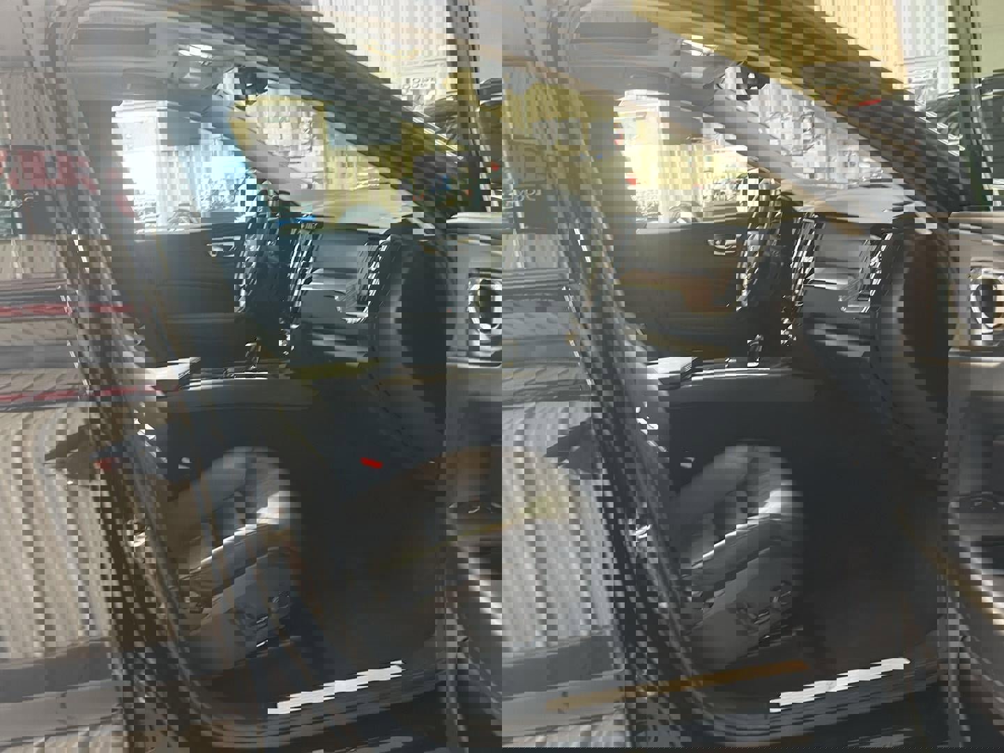 Used 2023 Volvo XC60 B5 Plus image 15