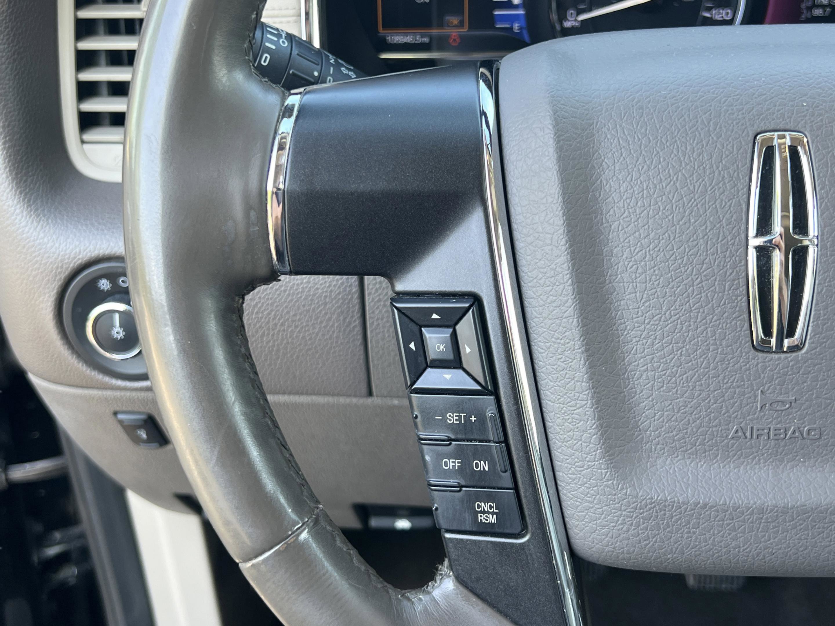 Used 2017 Lincoln Navigator Select image 16