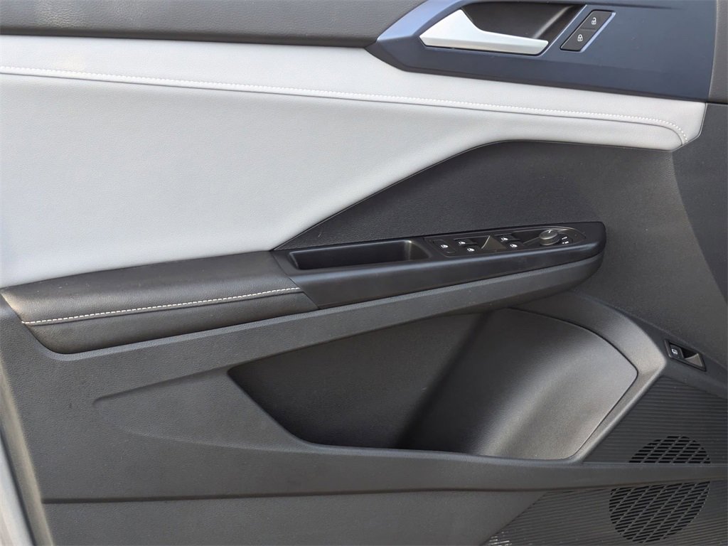 Used 2024 Volkswagen Taos SE image 11