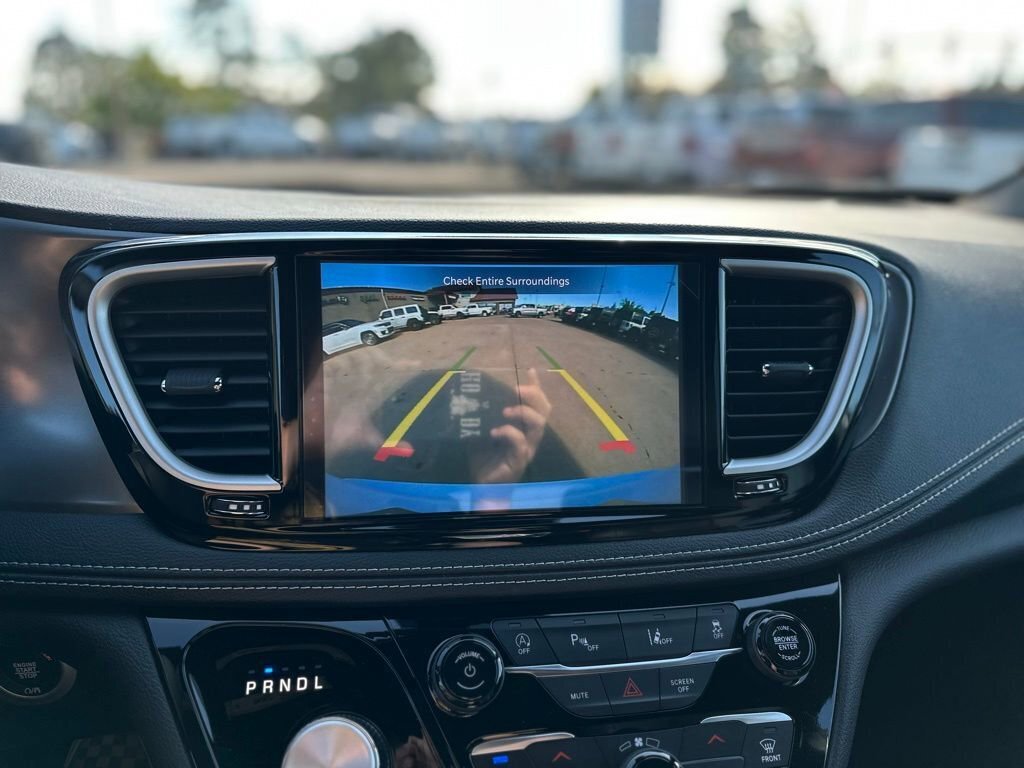 New 2025 Chrysler Pacifica Select image 22