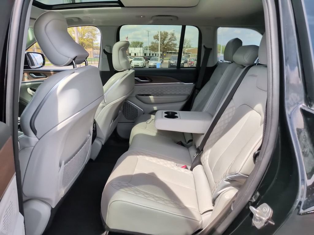 Used 2022 Jeep Grand Cherokee Summit AWD/4WD image 13