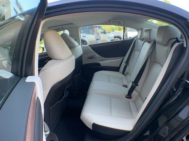 Used 2025 Lexus ES 300h w/ Premium Package image 15