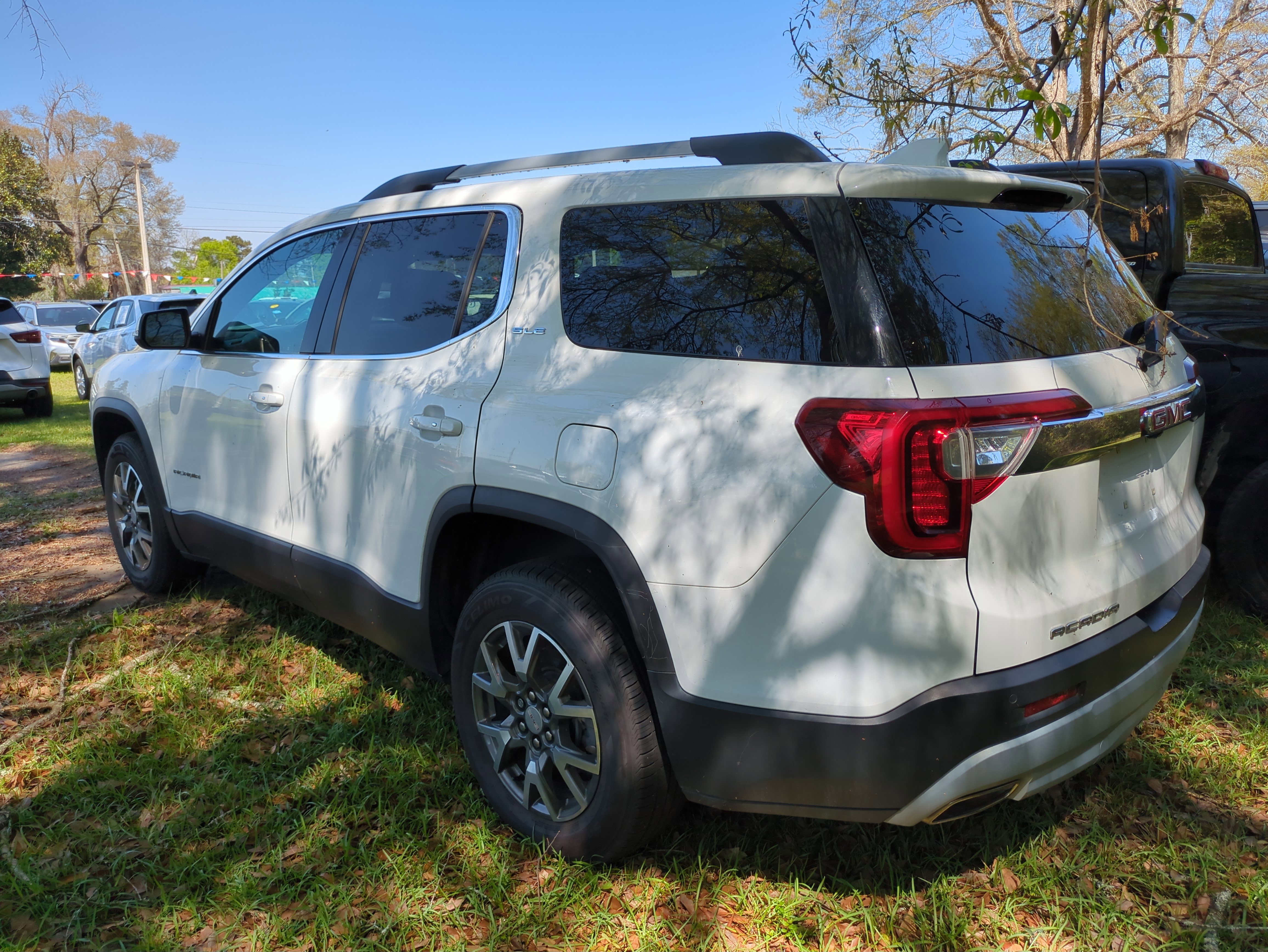 Used 2021 GMC Acadia SLE w/ Driver Convenience Package image 4