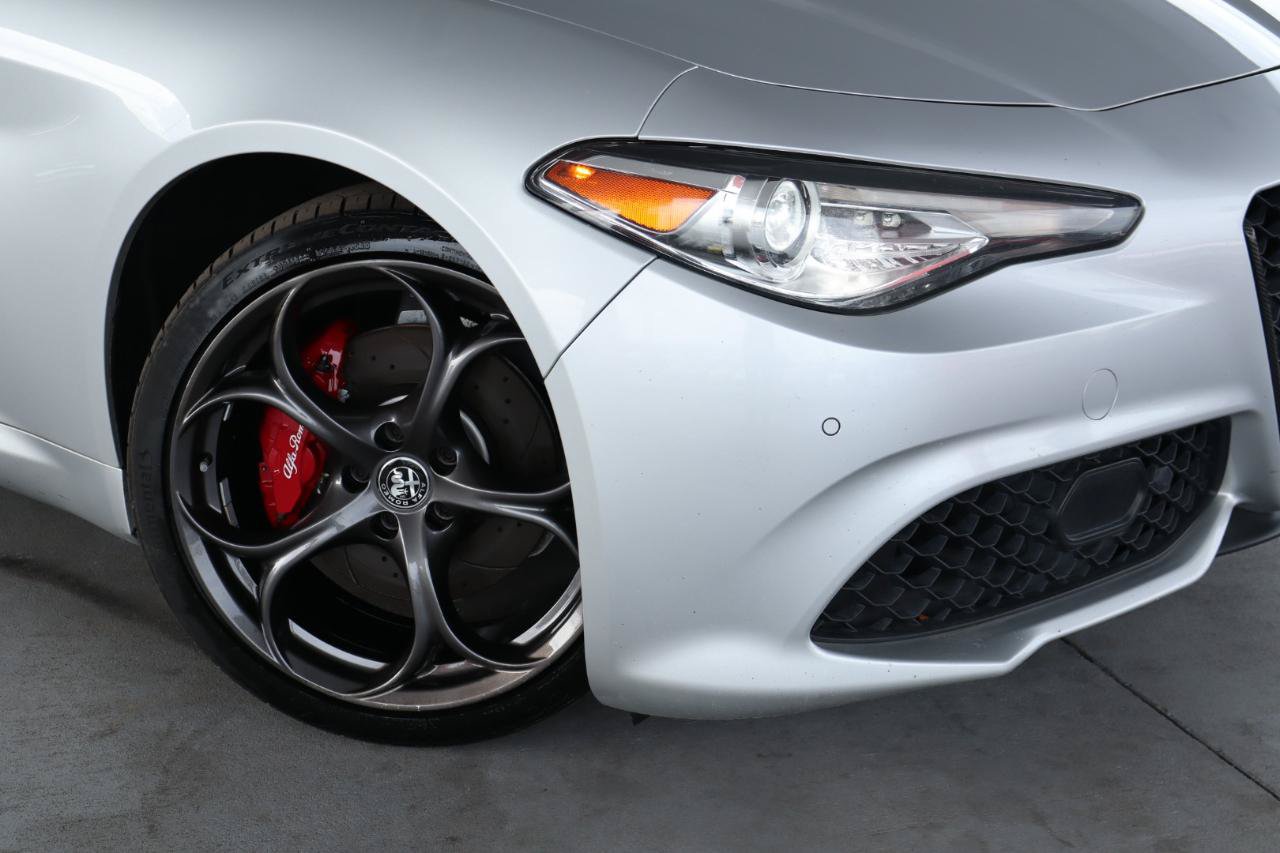 Used 2017 Alfa Romeo Giulia Ti w/ TI 19" Sport Package AWD/4WD image 4
