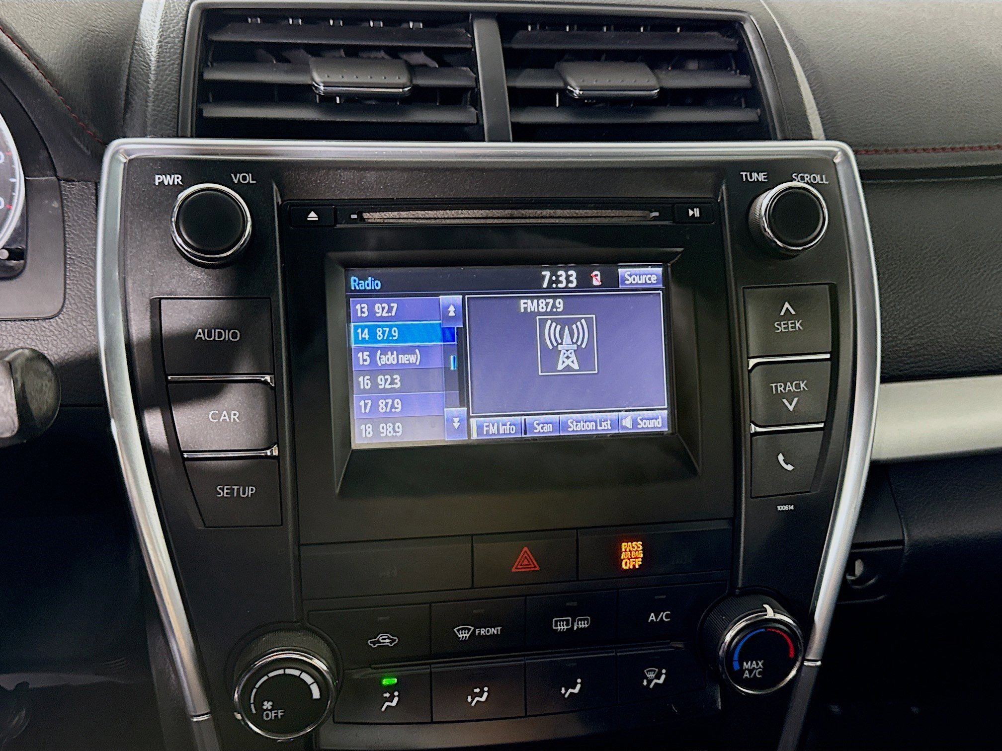 Used 2016 Toyota Camry SE image 18