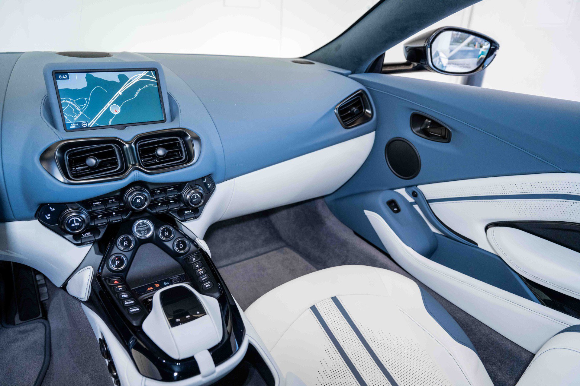 Used 2023 Aston Martin V8 Vantage Coupe RWD image 18