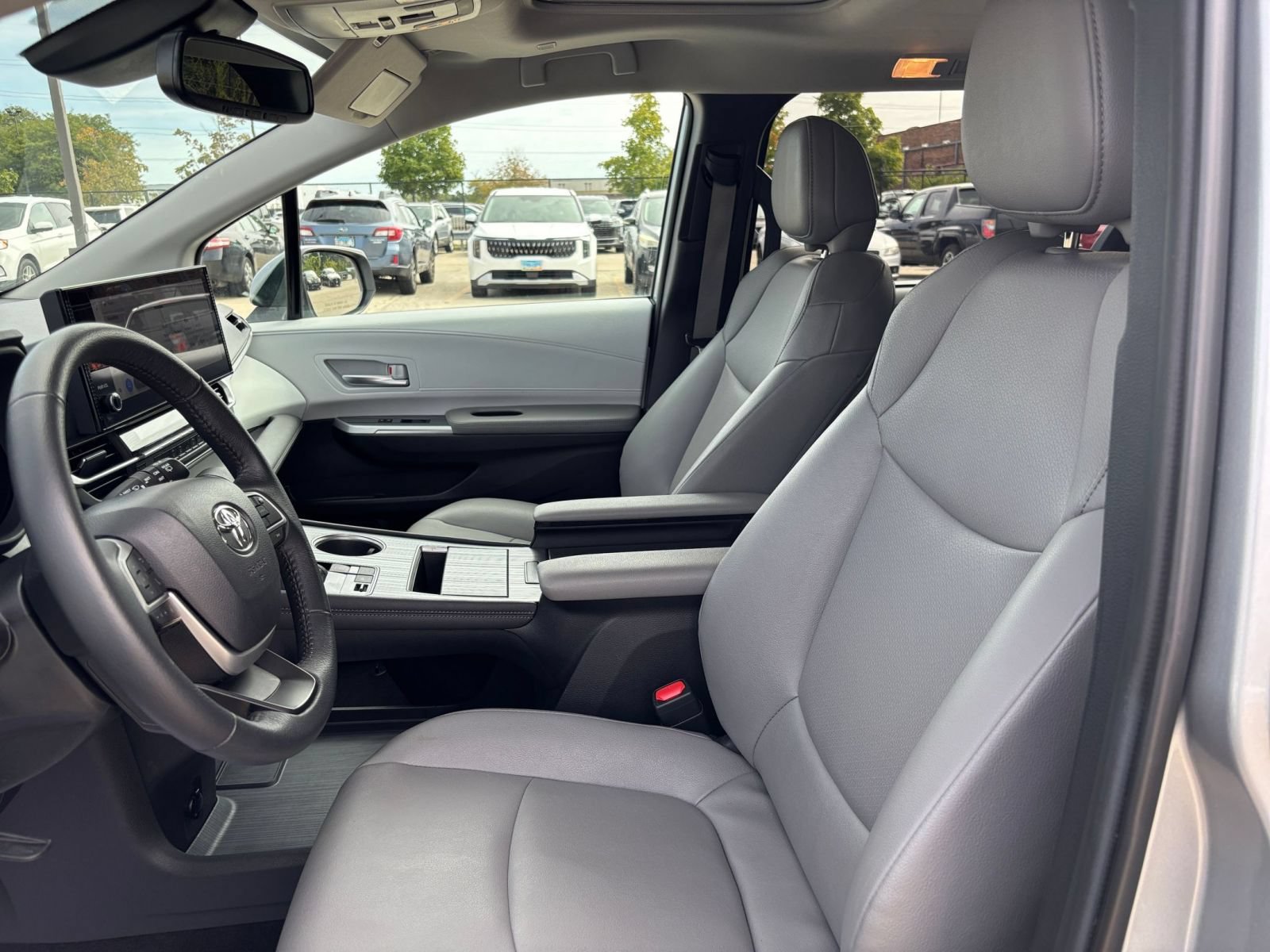 Used 2025 Toyota Sienna XLE FWD image 26