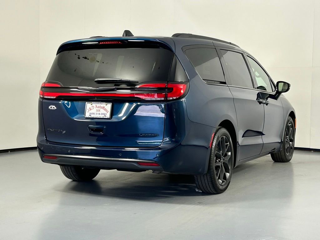 Used 2024 Chrysler Pacifica Limited w/ S Appearance Package FWD image 7