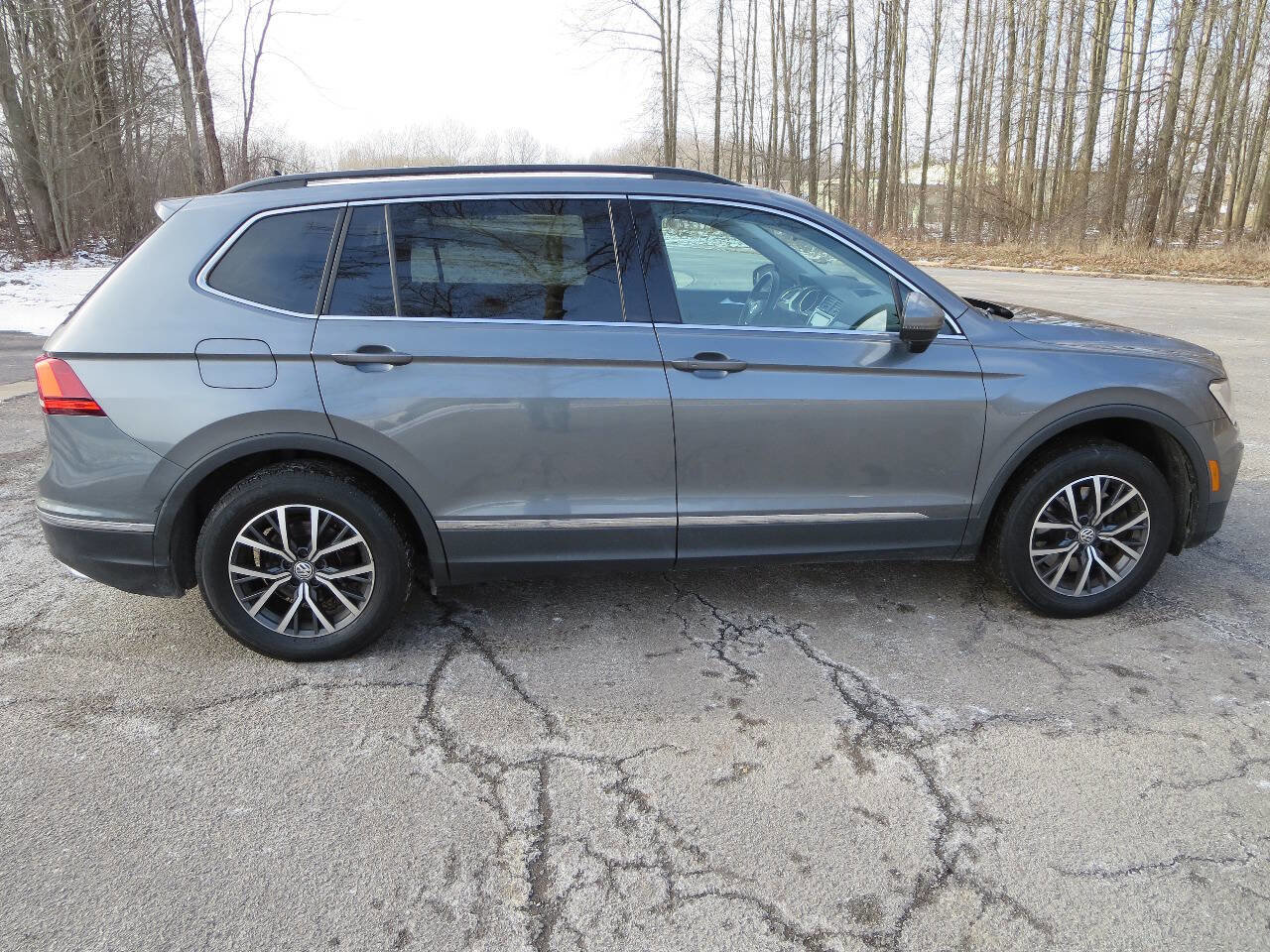 Used 2020 Volkswagen Tiguan SE w/ Panoramic Sunroof Package image 10