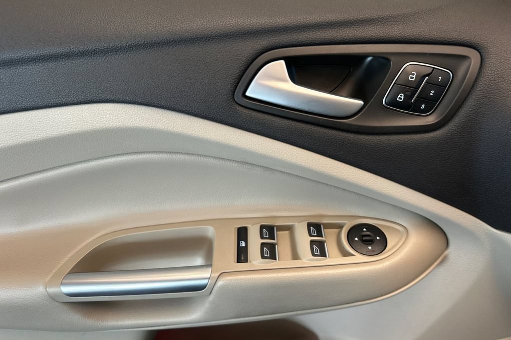 Used 2019 Ford Escape Titanium FWD image 11