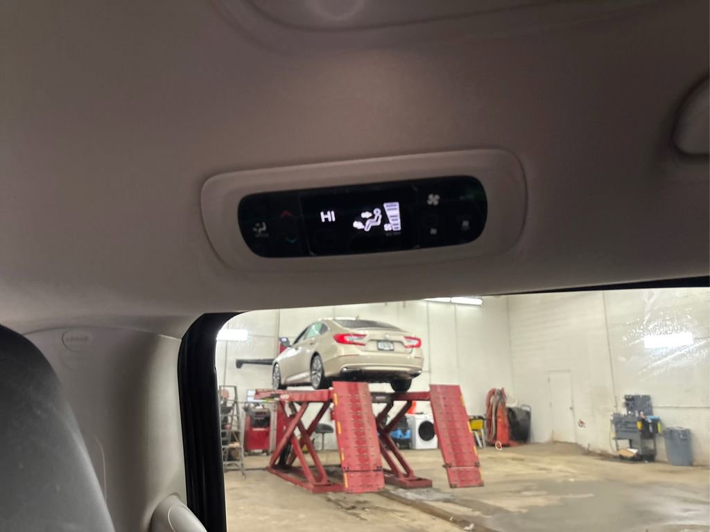 Used 2019 Chrysler Pacifica Touring-L image 33