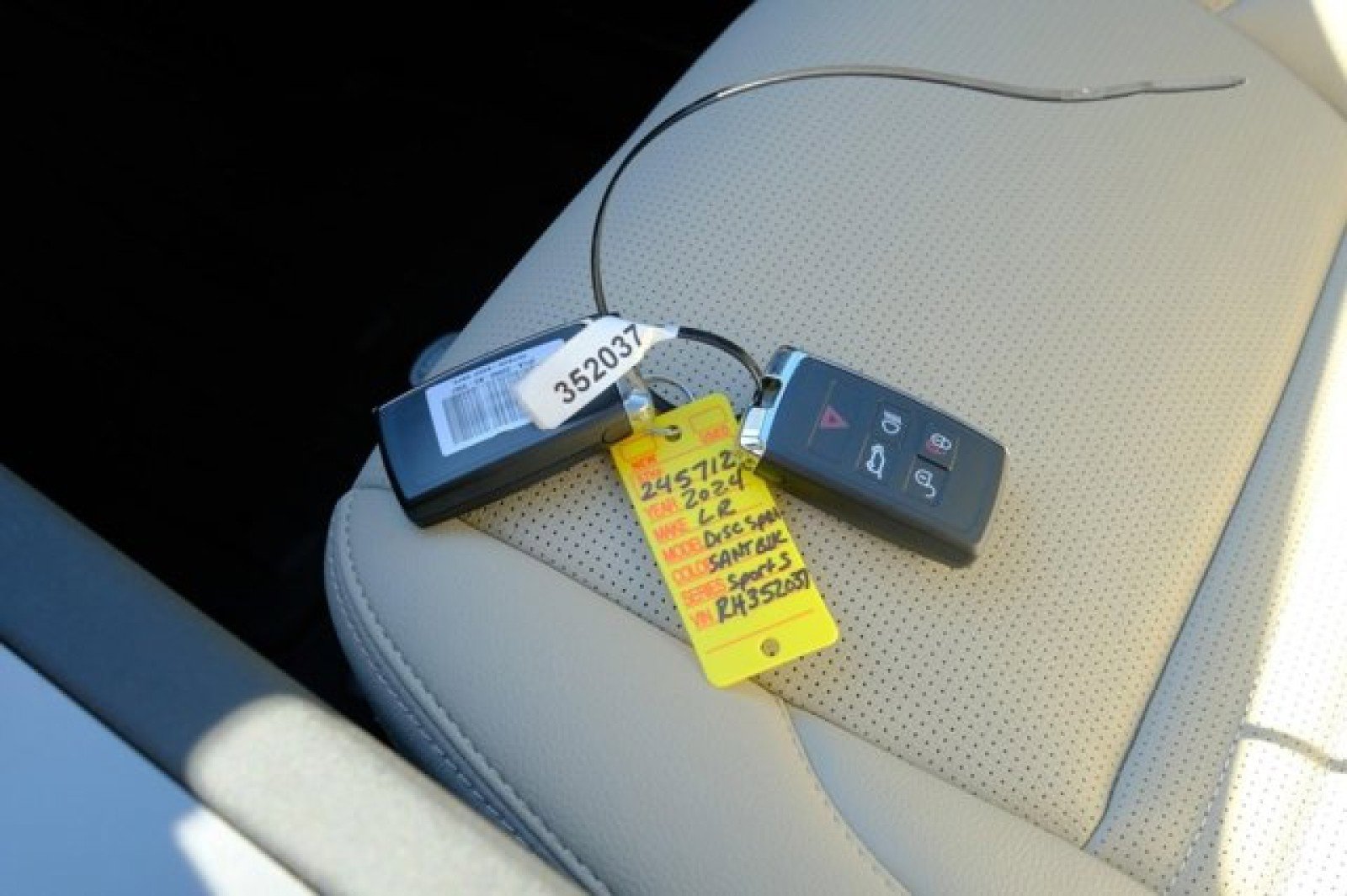 Used 2024 Land Rover Discovery Sport S image 2