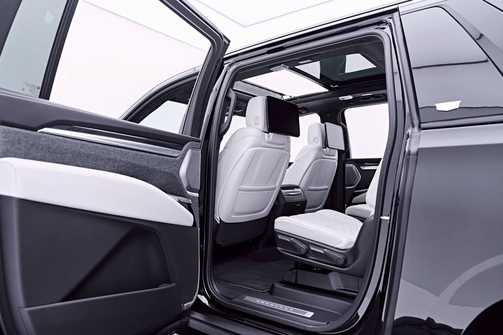 Used 2026 Cadillac Escalade ESV V AWD/4WD image 32