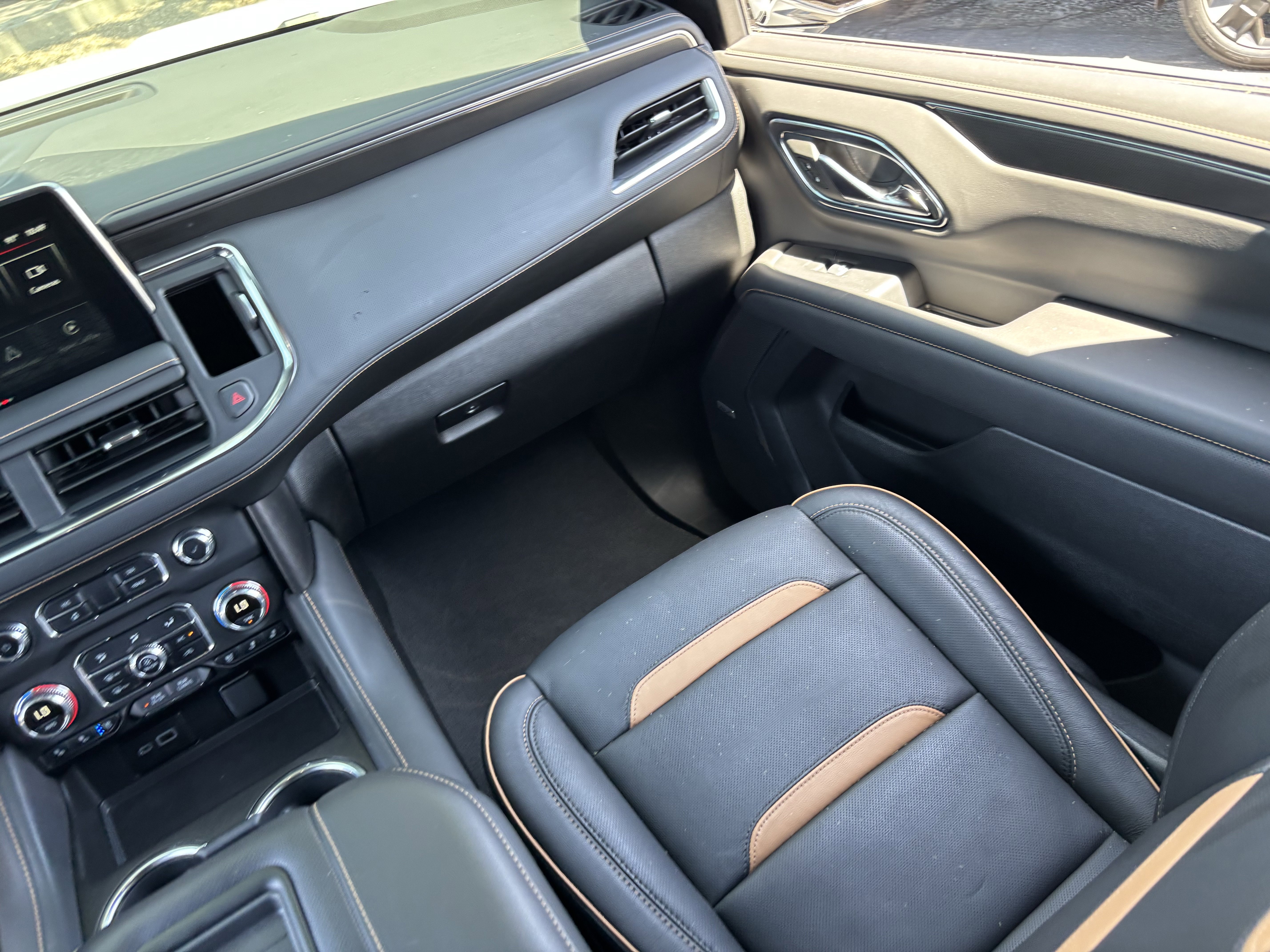 Used 2024 GMC Yukon XL AT4 w/ Technology Package AWD/4WD image 15