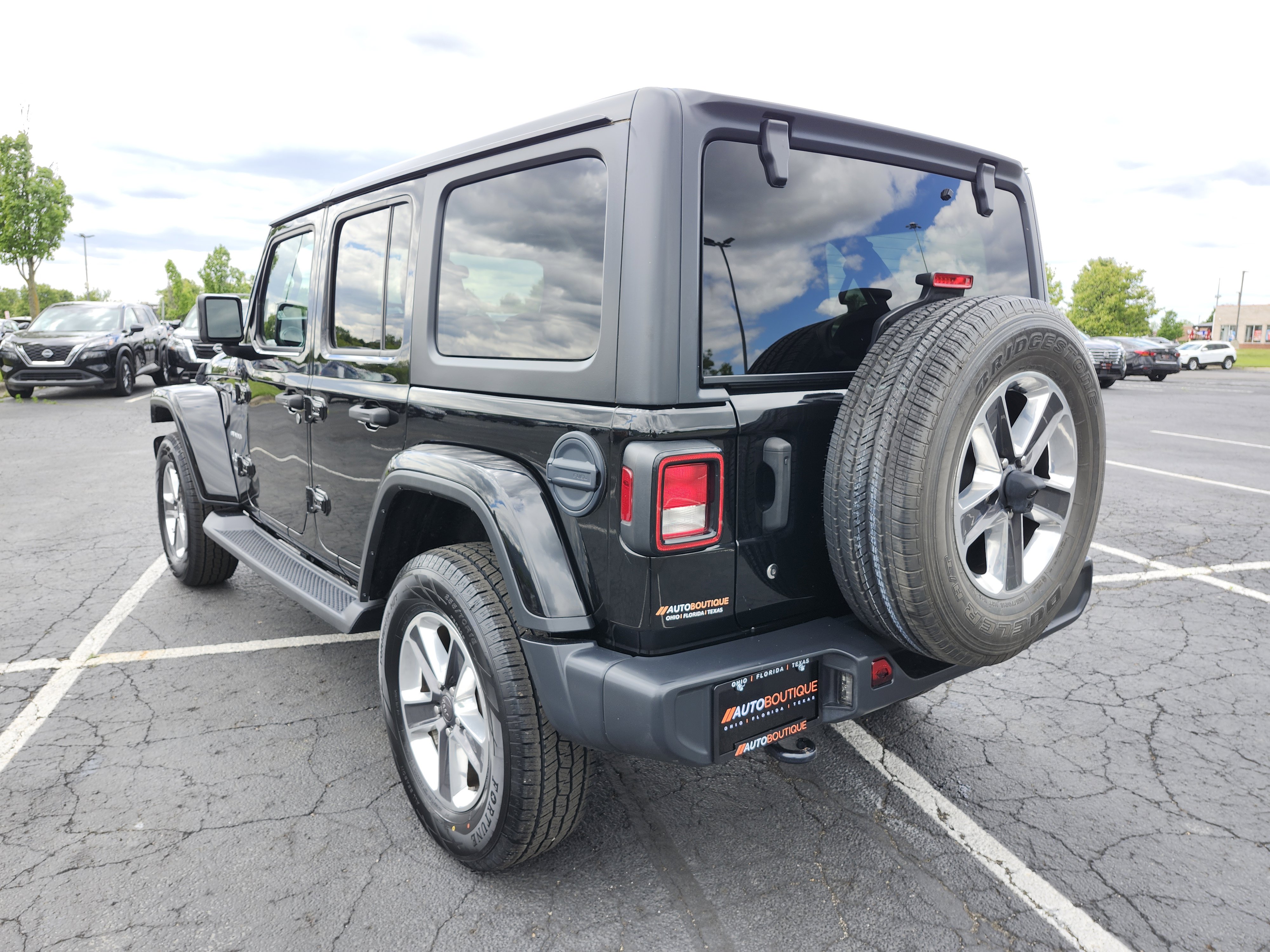 Used 2018 Jeep Wrangler Unlimited Sahara w/ Cold Weather Group AWD/4WD image 17