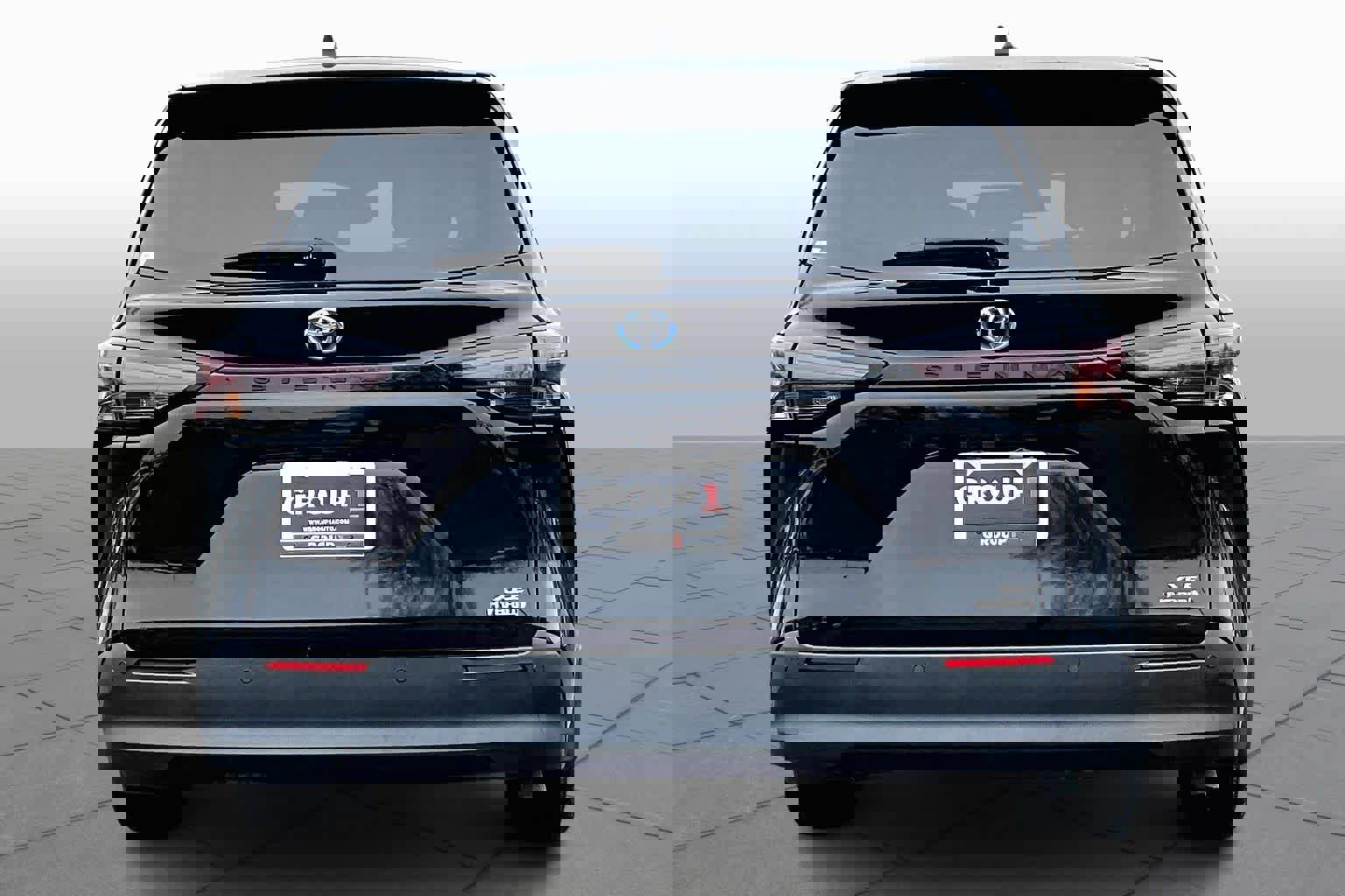 Used 2023 Toyota Sienna XLE image 4