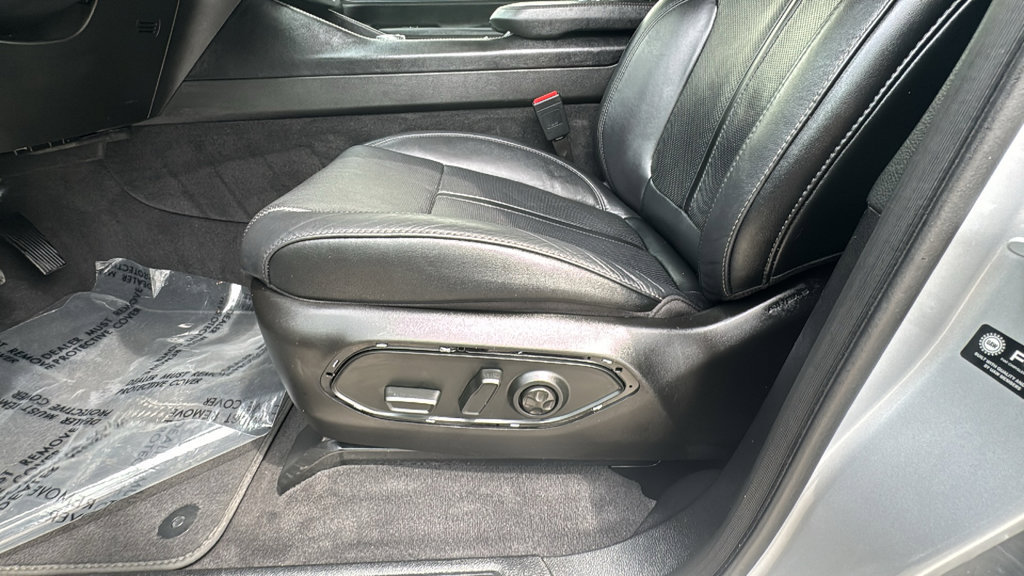 Used 2024 Jeep Wagoneer L Series II w/ Flexible Seating Group RWD image 15