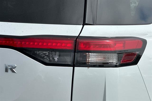 New 2025 Nissan Pathfinder SV w/ SV Premium Package image 31