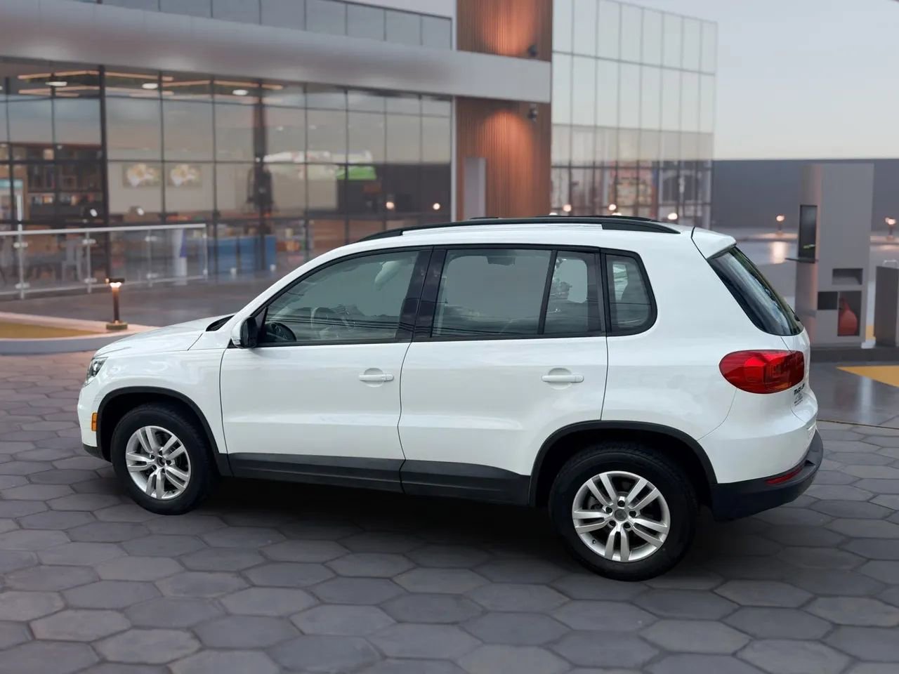 Used 2017 Volkswagen Tiguan S image 4