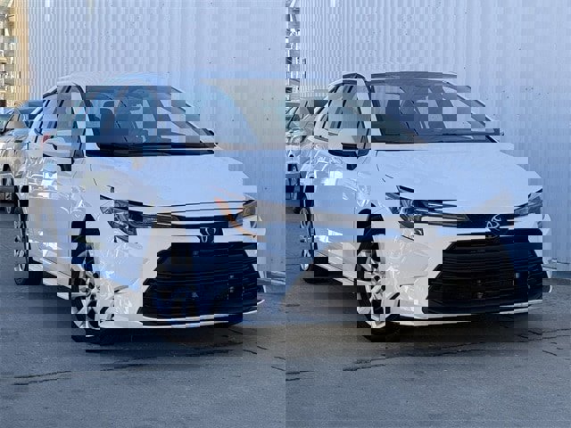 Used 2025 Toyota Corolla LE image 2