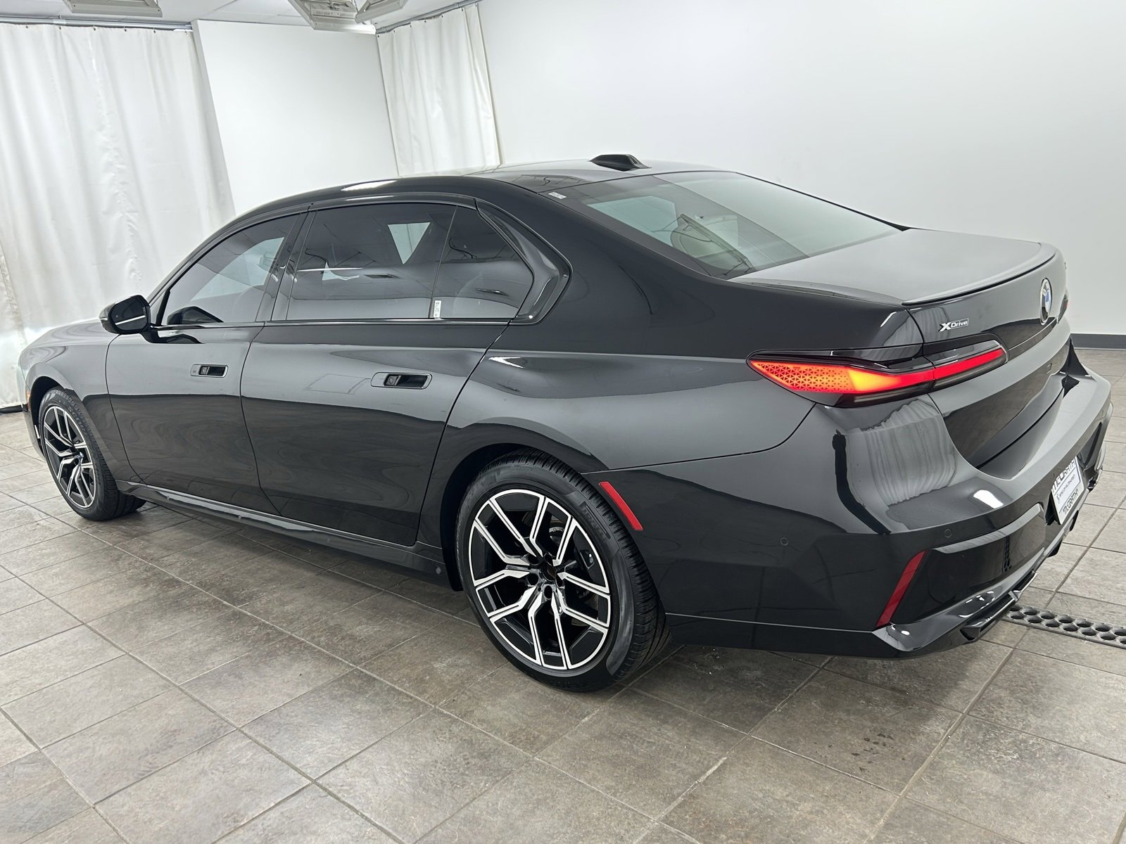 Used 2023 BMW 760i xDrive image 3