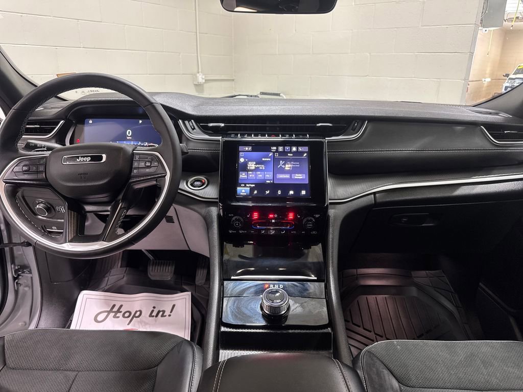 Used 2025 Jeep Grand Cherokee Altitude image 33