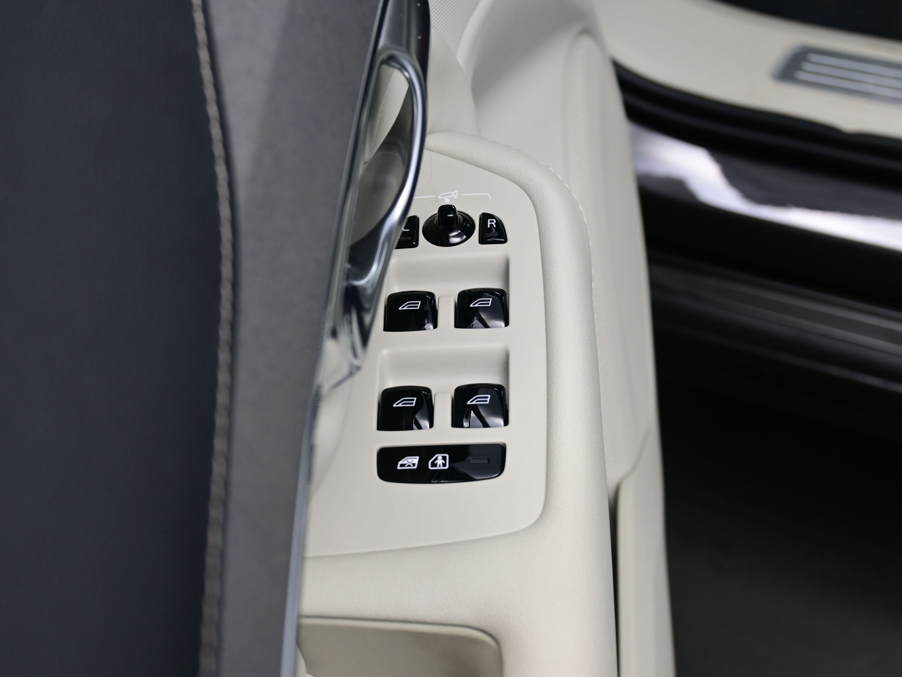 Used 2025 Volvo XC90 B6 Ultra w/ Protection Package image 11