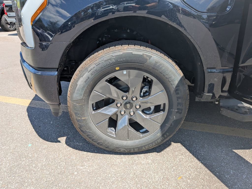 New 2025 Ford F150 Lightning Flash AWD/4WD image 31