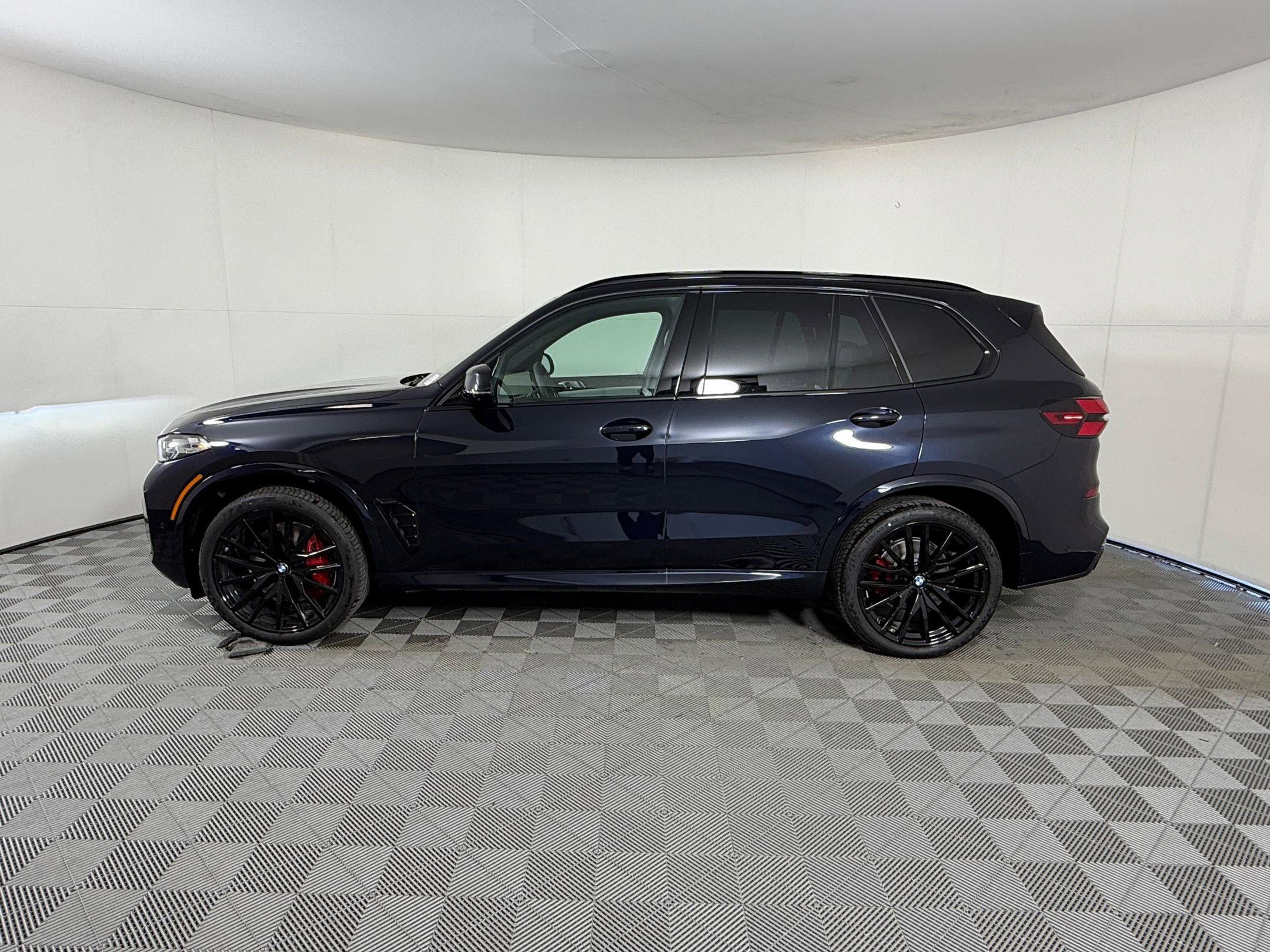 New 2026 BMW X5 xDrive40i w/ M Sport Package AWD/4WD image 2