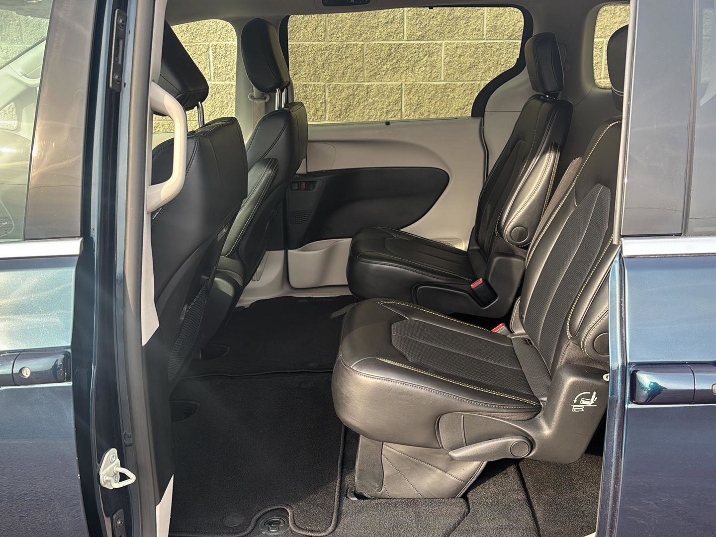 Used 2024 Chrysler Pacifica Touring-L FWD image 28