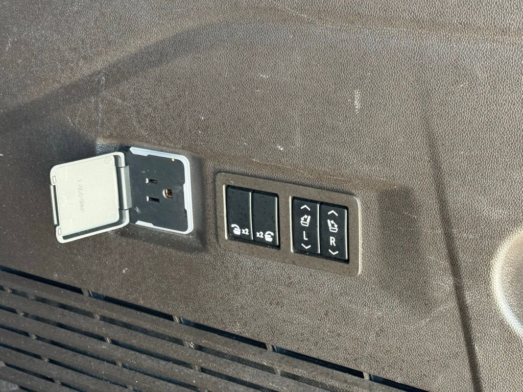 Used 2023 GMC Yukon SLT w/ SLT Luxury Package image 11