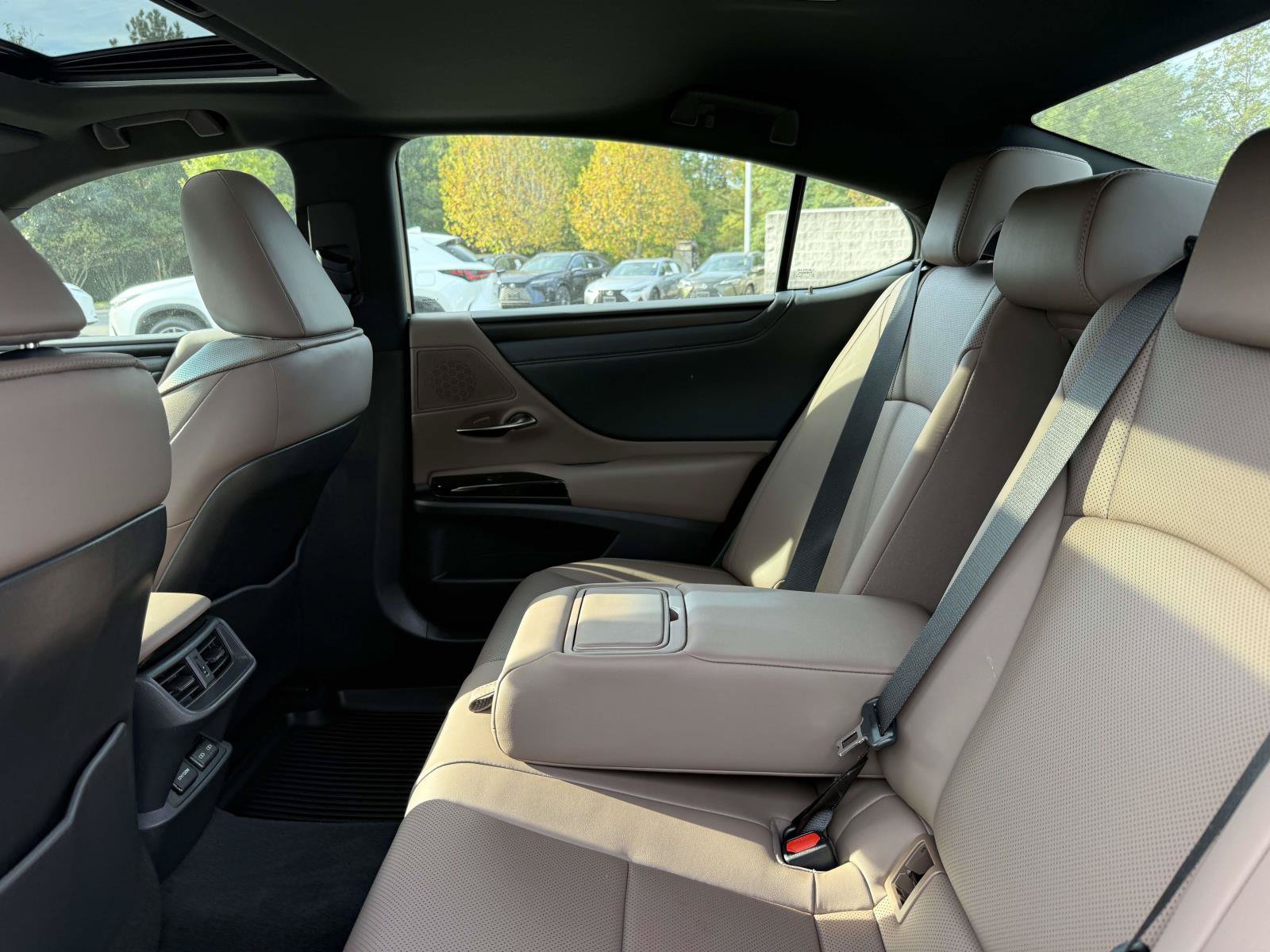 Used 2025 Lexus ES 350 w/ Premium Package FWD image 17