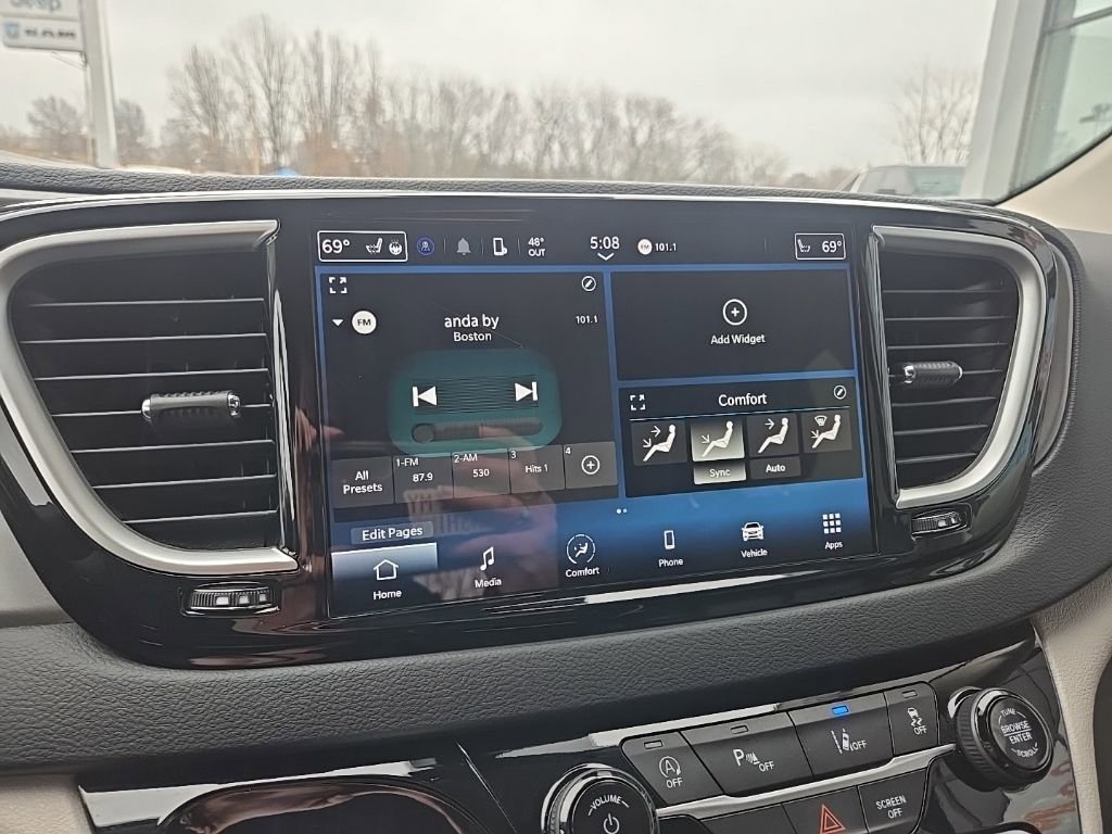 Used 2024 Chrysler Pacifica Touring-L image 43