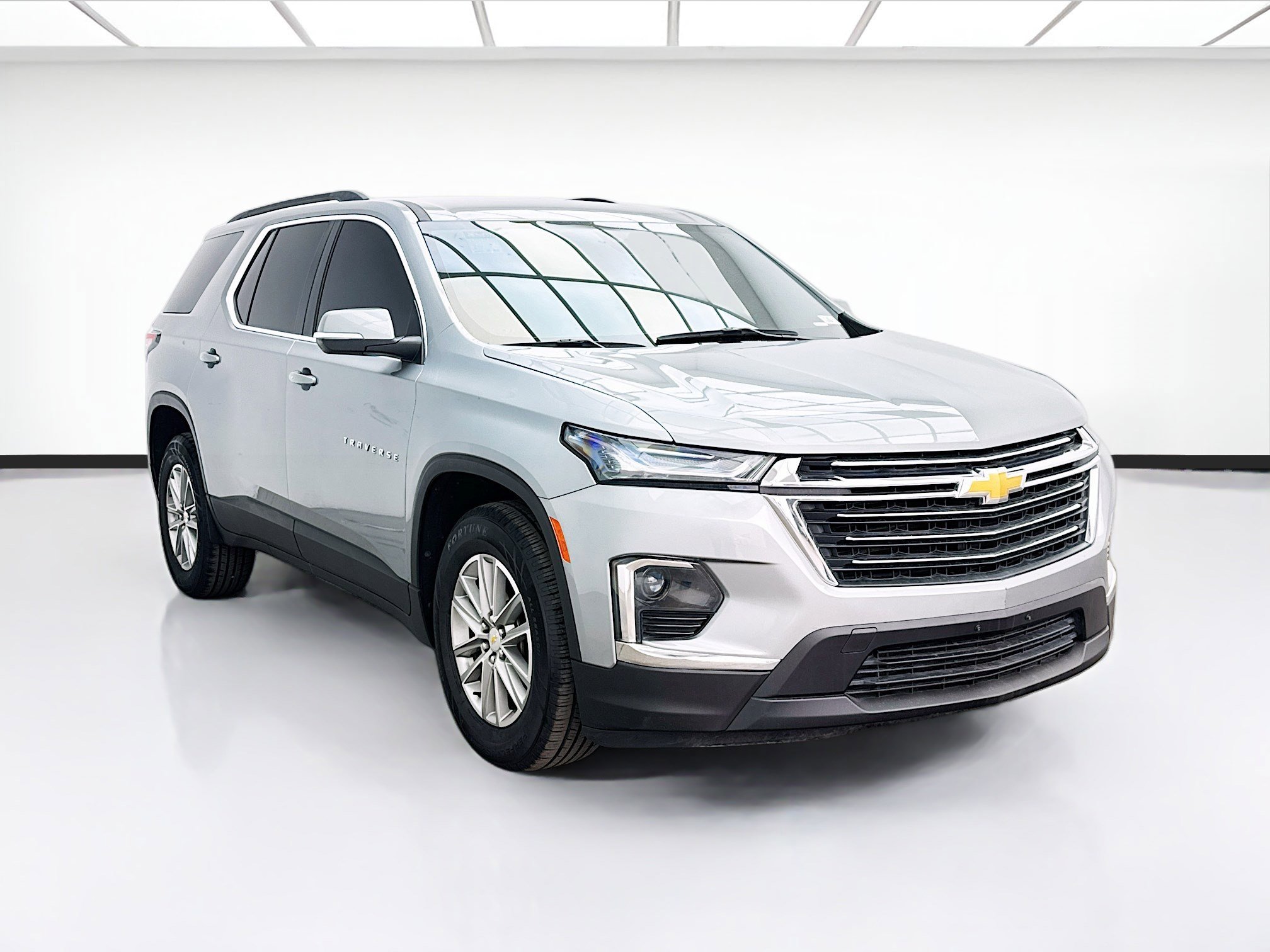Used 2023 Chevrolet Traverse LT image 3
