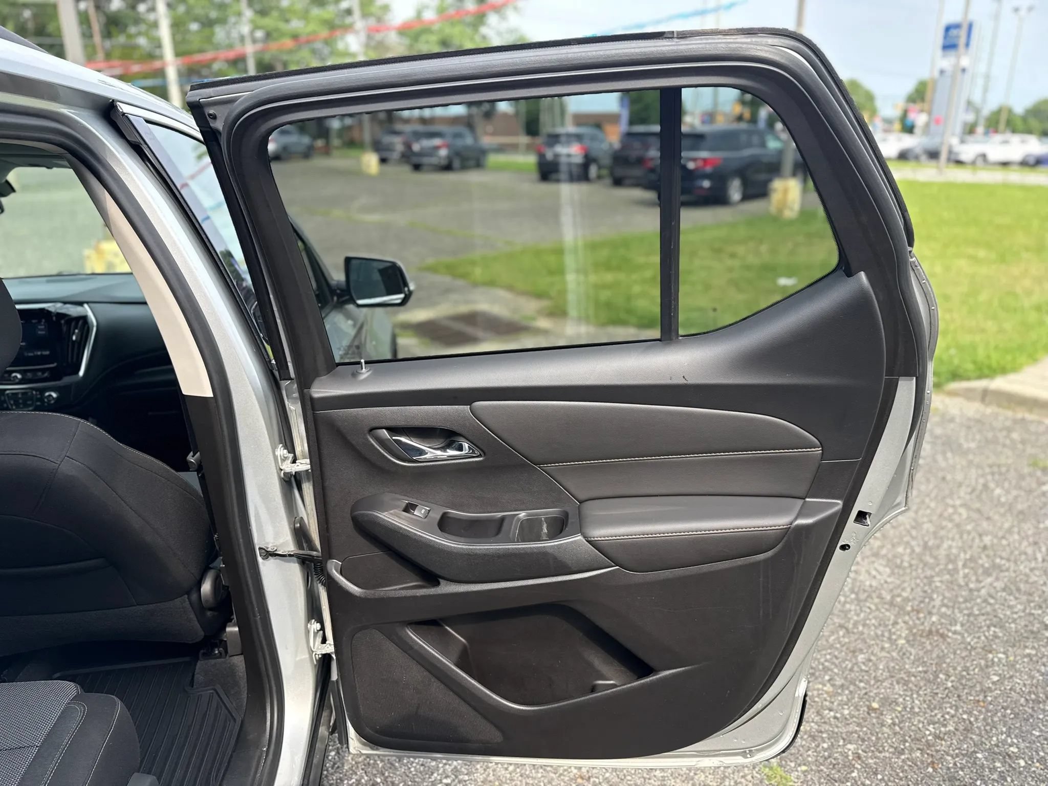 Used 2020 Chevrolet Traverse LT FWD image 18