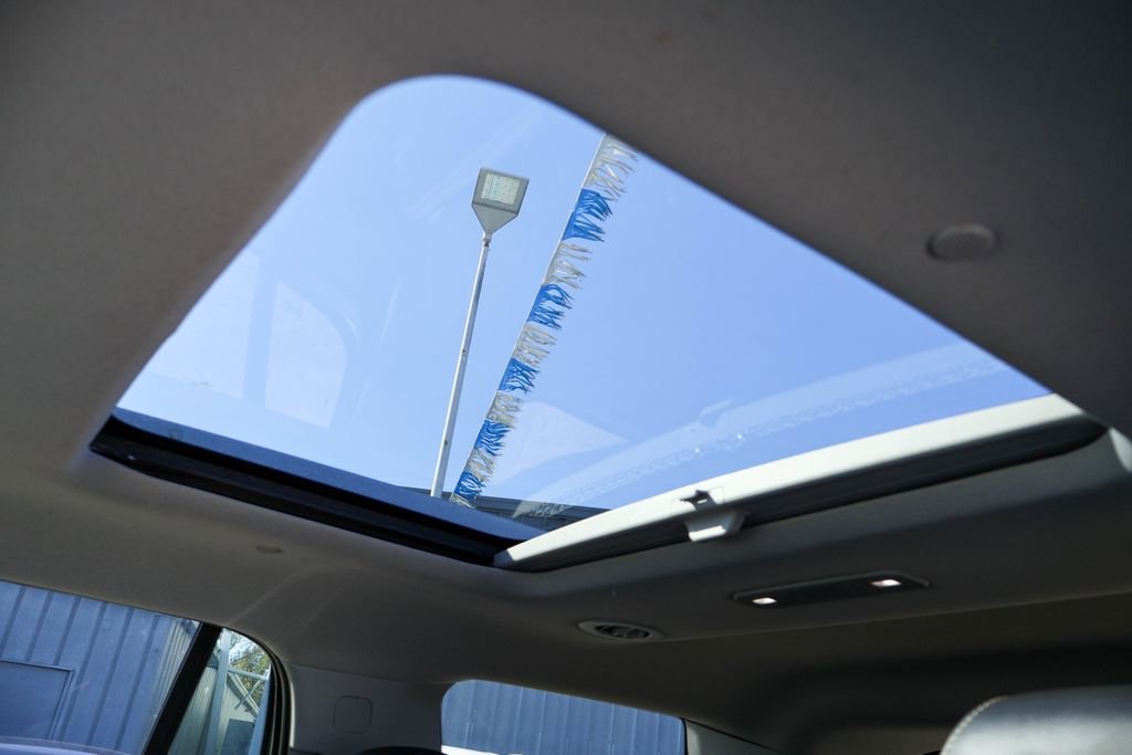 Used 2023 GMC Acadia SLT w/ Preferred Package image 12