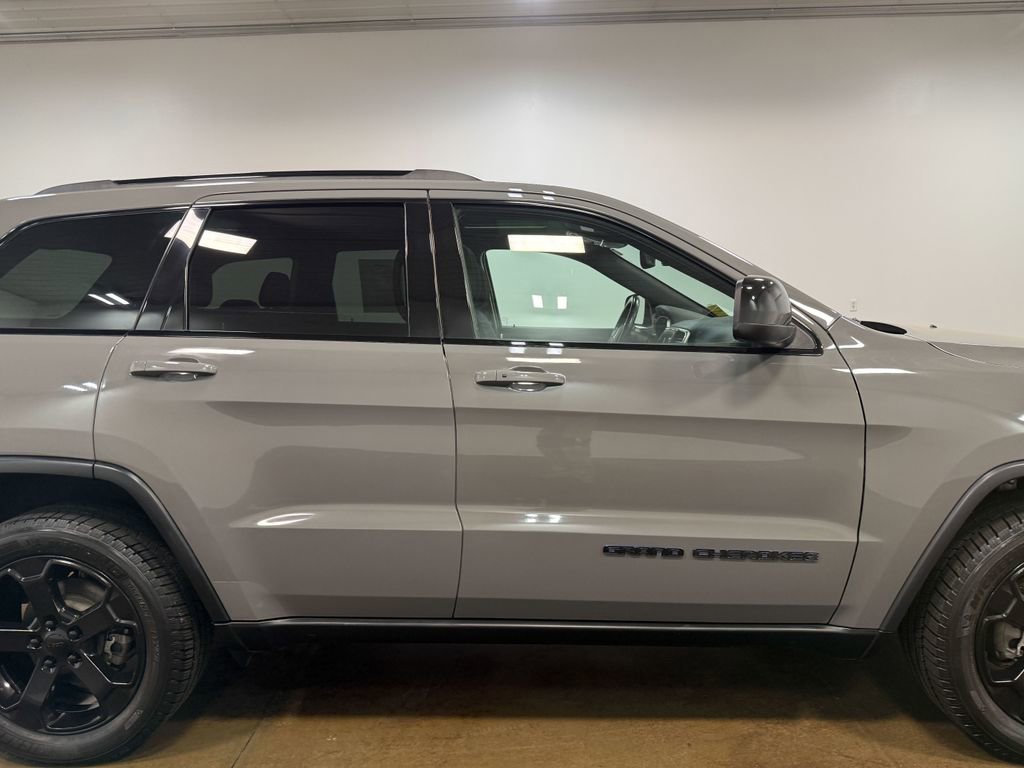 Used 2019 Jeep Grand Cherokee Laredo AWD/4WD image 34