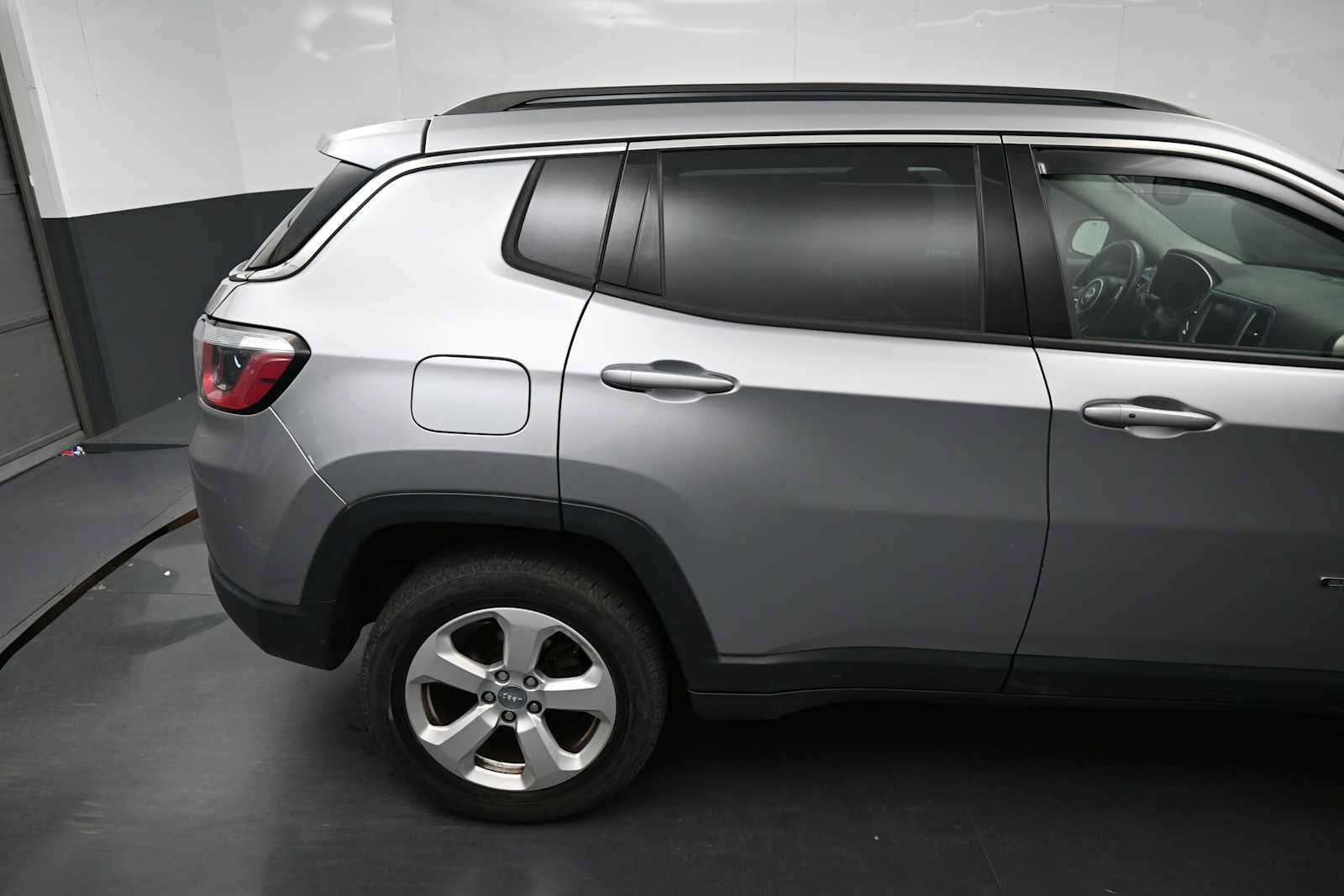 Used 2018 Jeep Compass Latitude w/ Popular Equipment Group AWD/4WD image 12