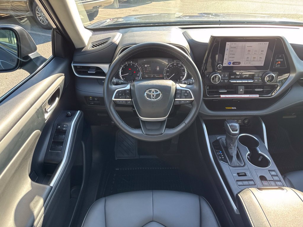 Used 2024 Toyota Highlander XLE AWD/4WD image 29