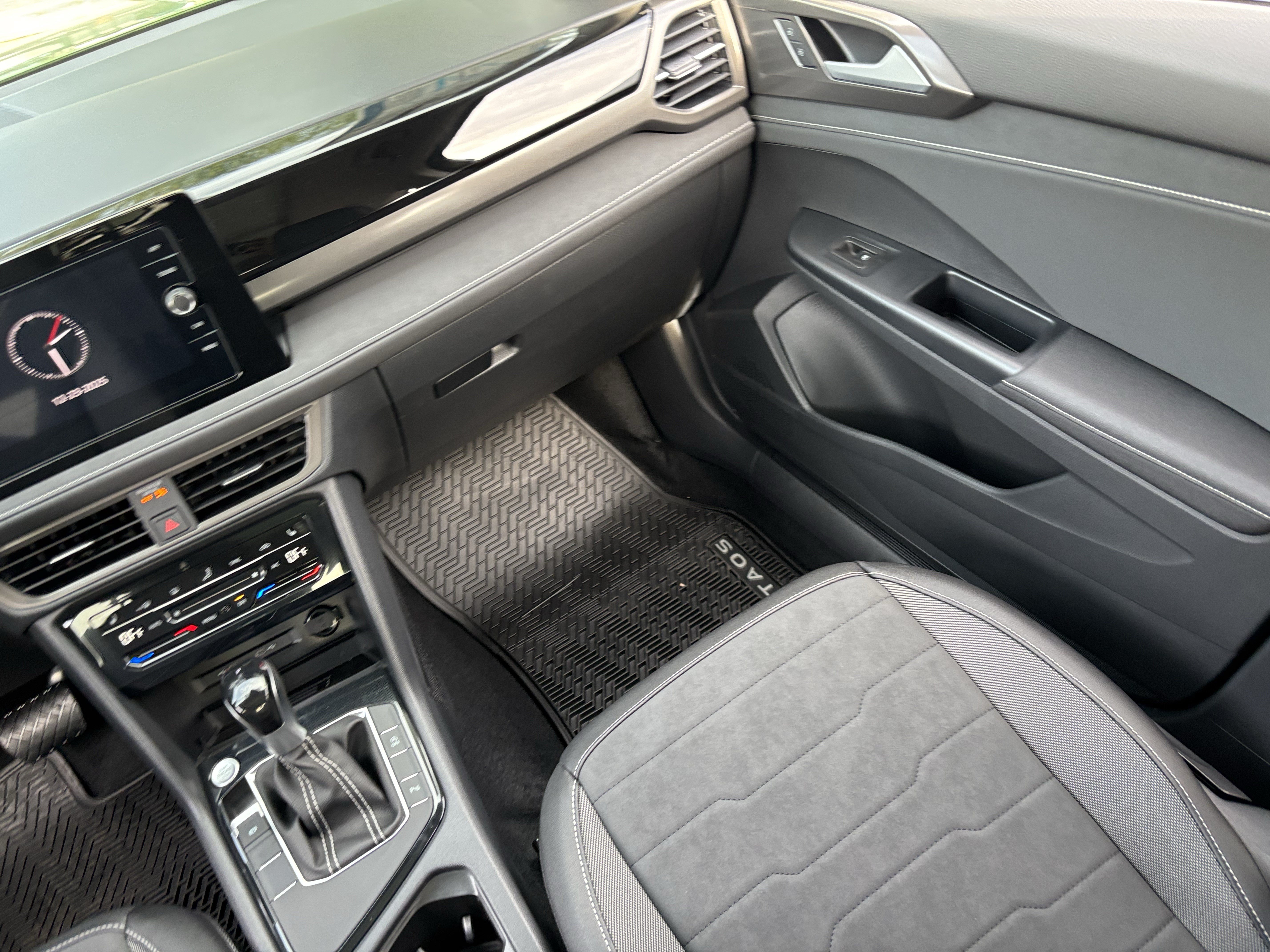 New 2026 Volkswagen Taos SE FWD image 13