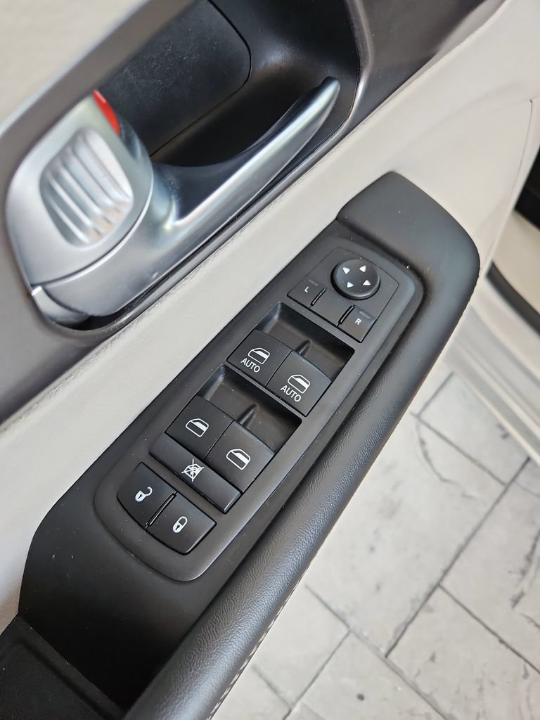Used 2024 Chrysler Pacifica Touring-L FWD image 27