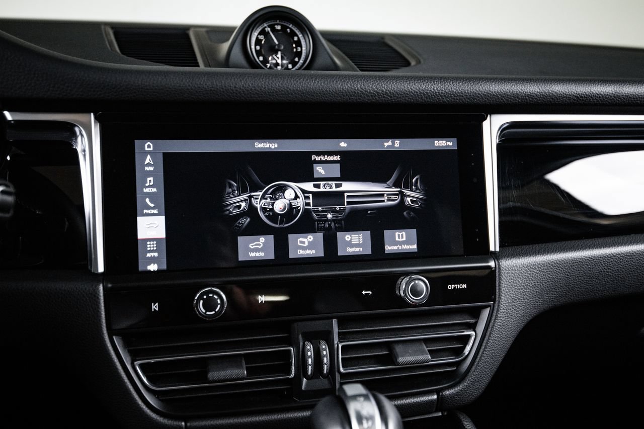 Certified 2024 Porsche Macan AWD/4WD image 18