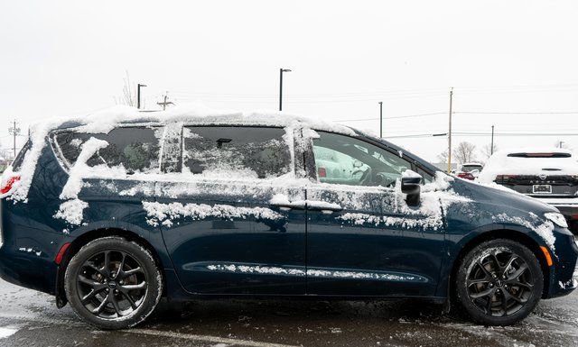 Used 2023 Chrysler Pacifica Touring-L w/ S Appearance Package image 5