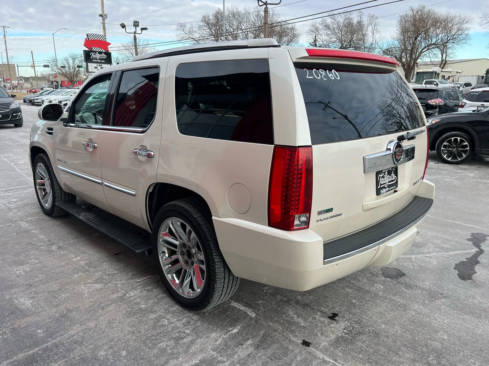 Used 2010 Cadillac Escalade Platinum image 5