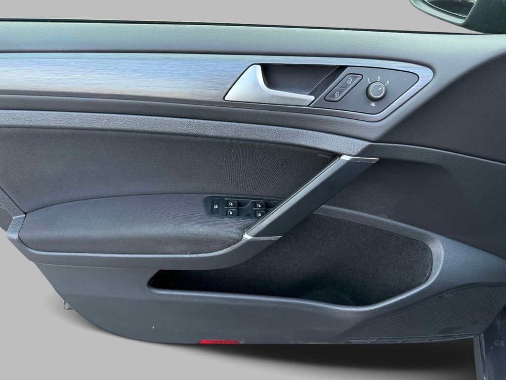 Used 2019 Volkswagen e-Golf SE w/ Driver Assistance Package image 19