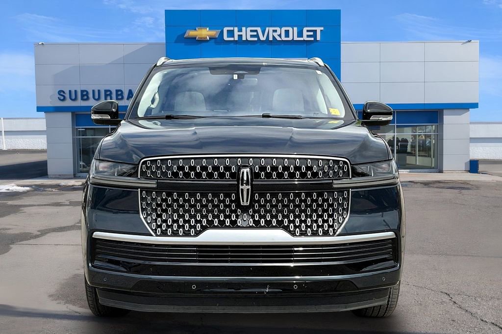Used 2025 Lincoln Navigator Reserve image 3