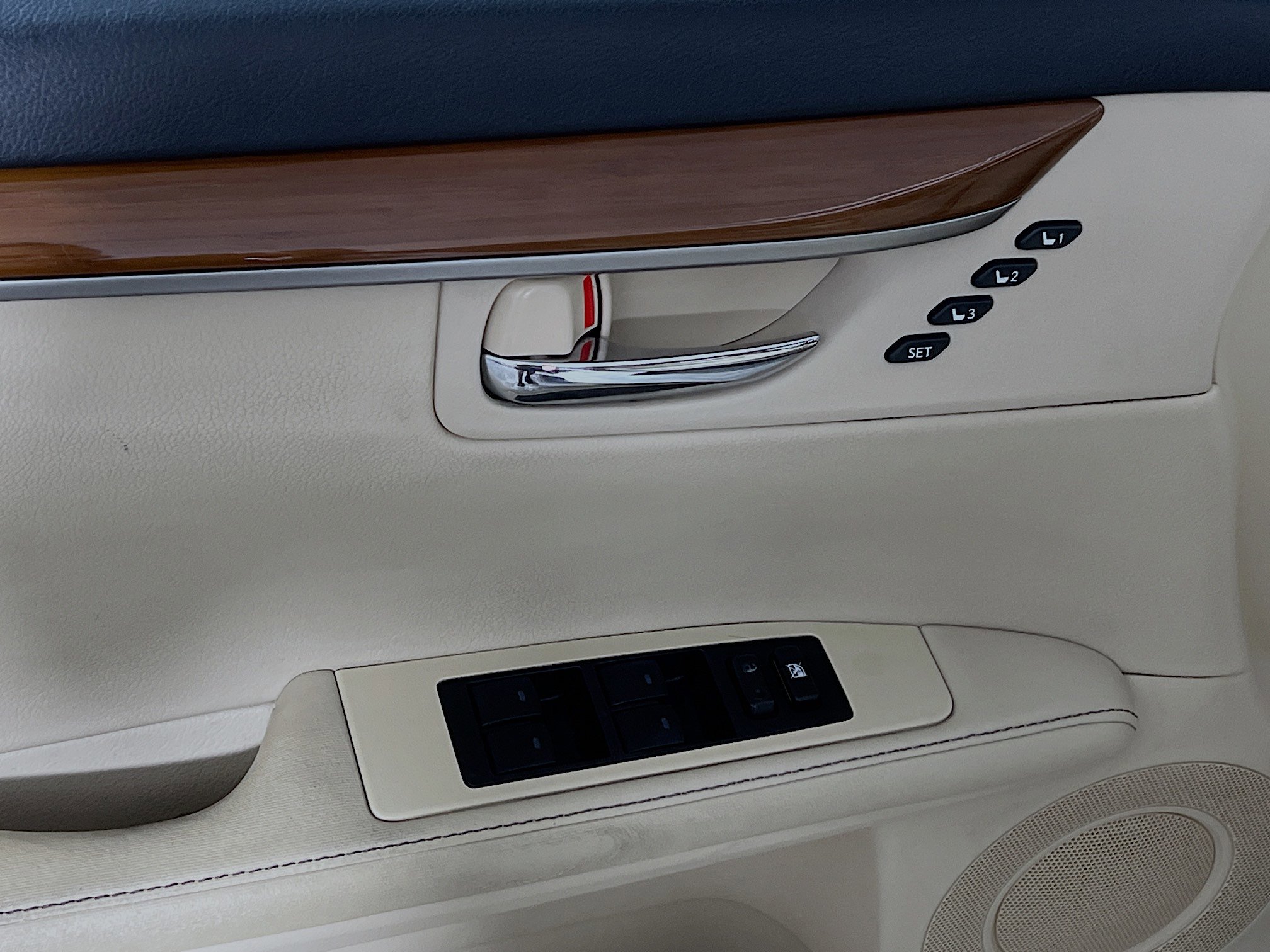 Used 2013 Lexus ES 300h image 17