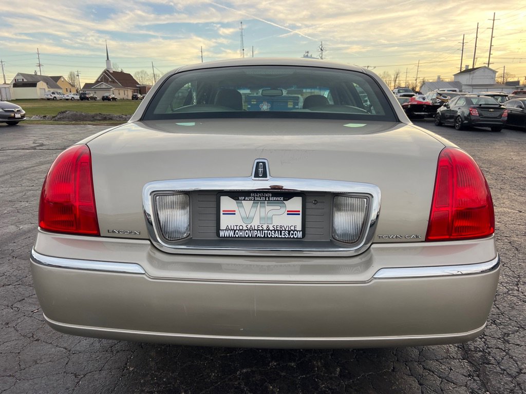 Used 2009 Lincoln Town Car Signature Limited image 6