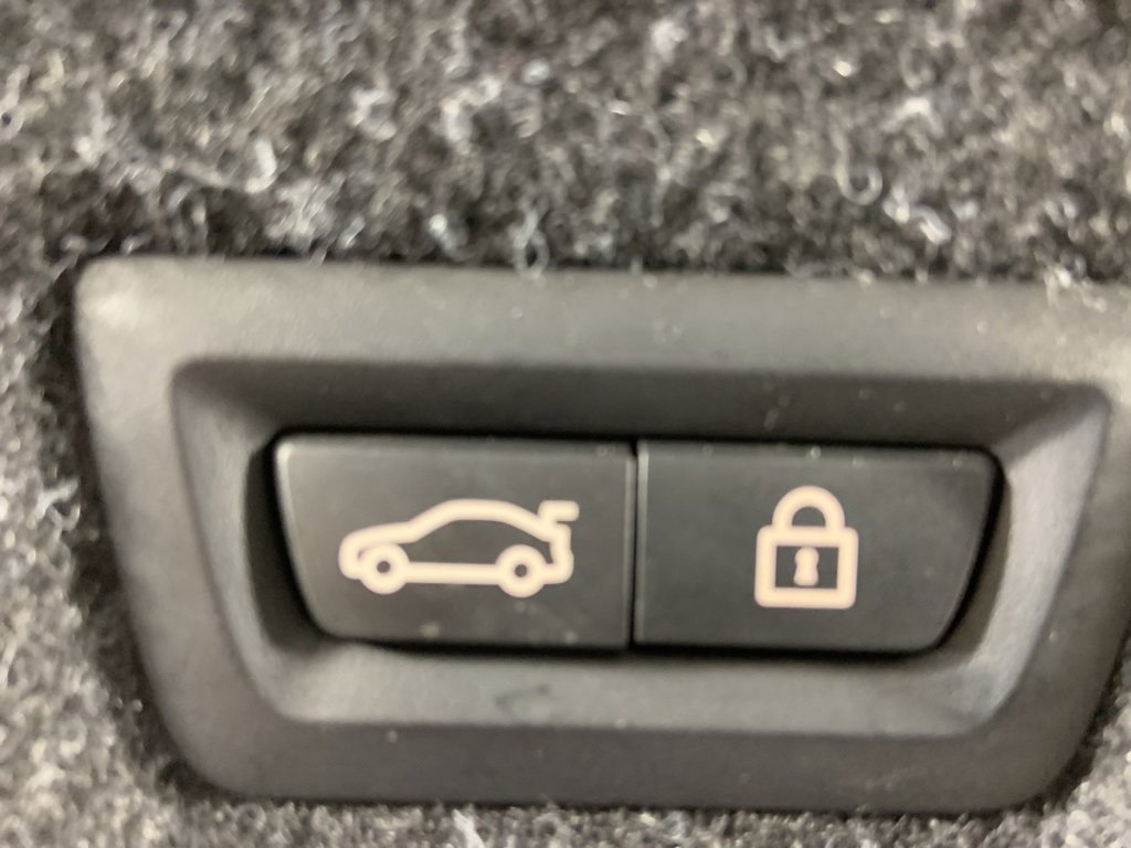 Used 2020 BMW 530e xDrive w/ Executive Package image 21